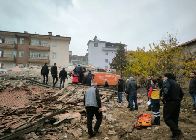 Malatya’da Yıkım Çalışmaları Sırasında Enkaz Altında Kalan İş Makinesi Operatörü Kurtarıldı